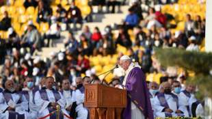 Papst feiert zum Abschluss von Irak-Reise Messe mit tausenden Gl&auml;ubigen 