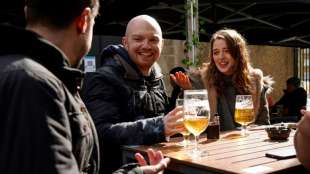 Bierg&auml;rten und Friseure in England nach monatelangem Lockdown wieder offen