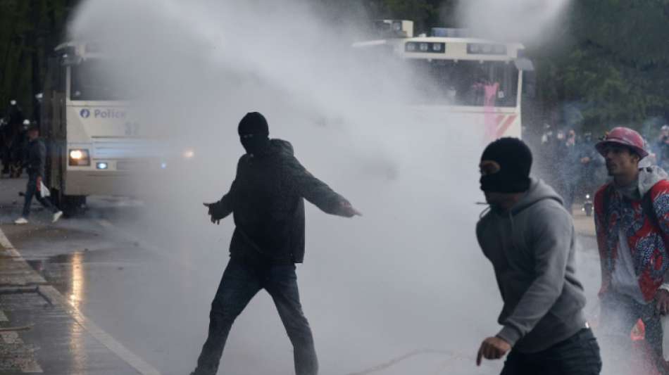 Belgische Polizei l&ouml;st Corona-Protest von hunderten Jugendlichen in Park auf