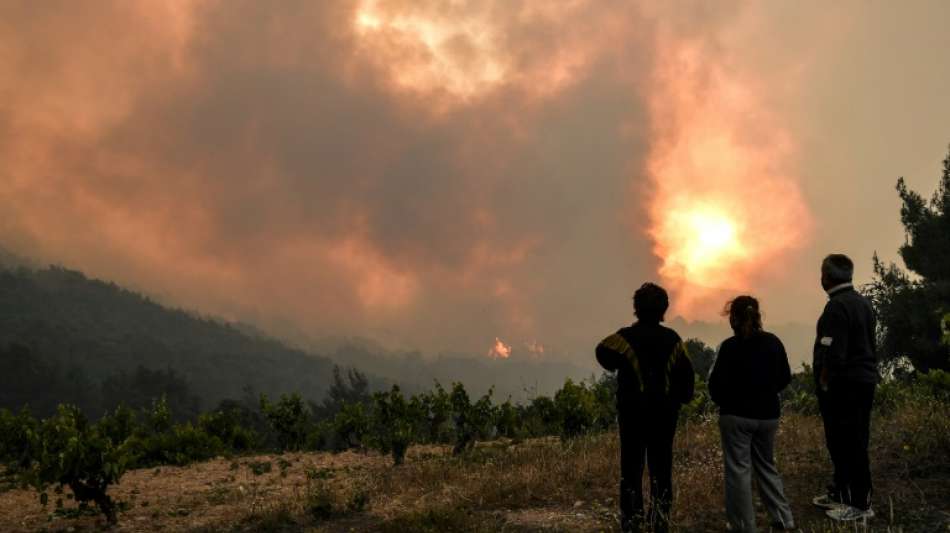 Waldbrand bedroht n&ouml;rdliche Vororte von Athen 