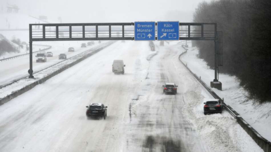 Wintereinbruch f&uuml;hrt in weiten Teilen des Landes zu massiven Verkehrsproblemen