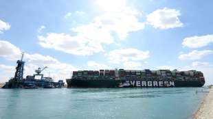 Neue Hoffnung auf baldige Bergung von im Suez-Kanal feststeckendem Containerschiff