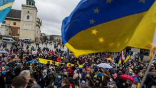 Proteste in Warschau und Paris gegen russischen Gro&szlig;angriff auf Ukraine