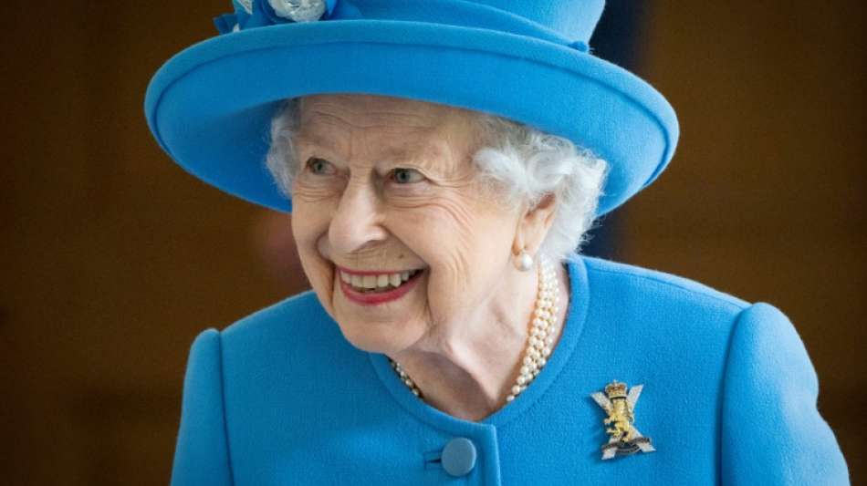 Umzug mit Marionetten und Artisten zum 70. Thronjubil&auml;um der Queen