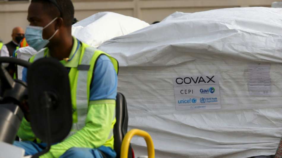 Ghanas Pr&auml;sident bekommt weltweit erste Covax-Impfung