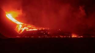Bereits zehn Hektar gro&szlig;e Landzunge durch ins Meer gestr&ouml;mte Lava des Cumbre Vieja