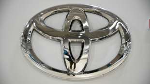 Toyota &uuml;berholt Volkswagen 