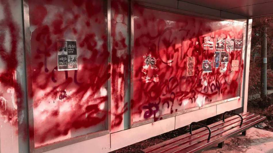 Junta-Gegner in Myanmar verspr&uuml;hen symbolische rote Farbe