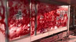 Junta-Gegner in Myanmar verspr&uuml;hen symbolische rote Farbe