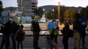 Erste Gruppe von Migranten &uuml;berquert nach Bidens Reformen Grenze von Mexiko zu USA