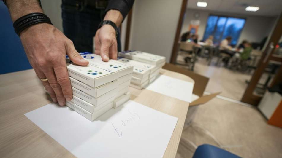 Bundesweite Sieben-Tage-Inzidenz sinkt leicht auf 389,2