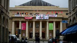 Corona-Protest in Paris - K&uuml;nstler besetzen Theater