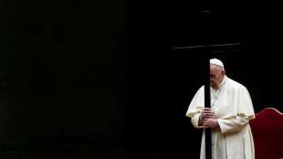 Papst begeht Kreuzwegprozession auf nahezu menschenleerem Petersplatz