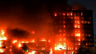 Cuatro muertos y catorce desaparecidos en un voraz incendio de un edificio en Espa&ntilde;a