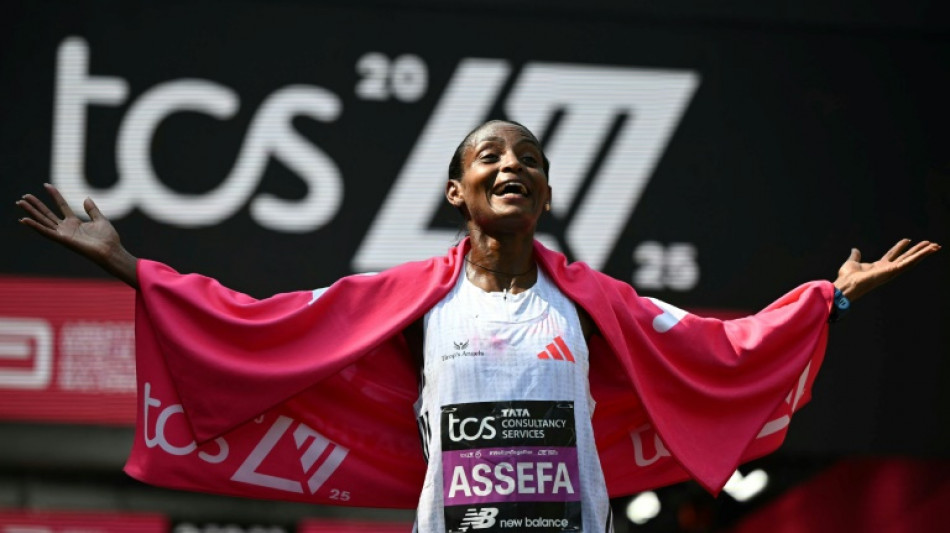 Assefa sets world record, Sawe destroys high class field in London marathon