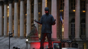 Est&aacute;tua gigante do rapper Kid Cudi &eacute; instalada no centro de Paris