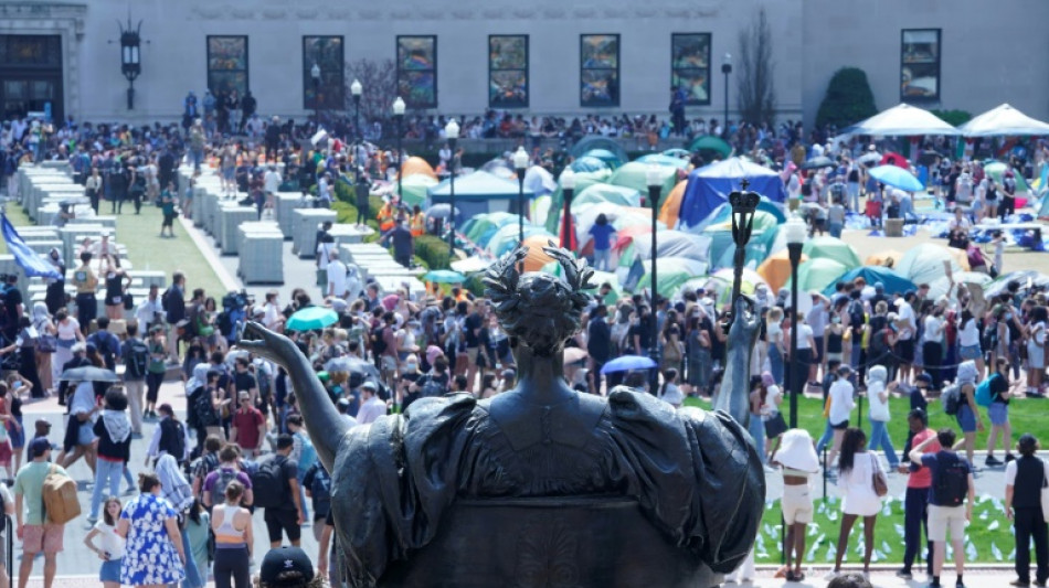 Pol&iacute;cia come&ccedil;a a retirar manifestantes pr&oacute;-Palestina da Universidade de Columbia
