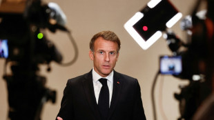 Fran&ccedil;a decreta toque de recolher em bairros de Paris pela terceira noite seguida