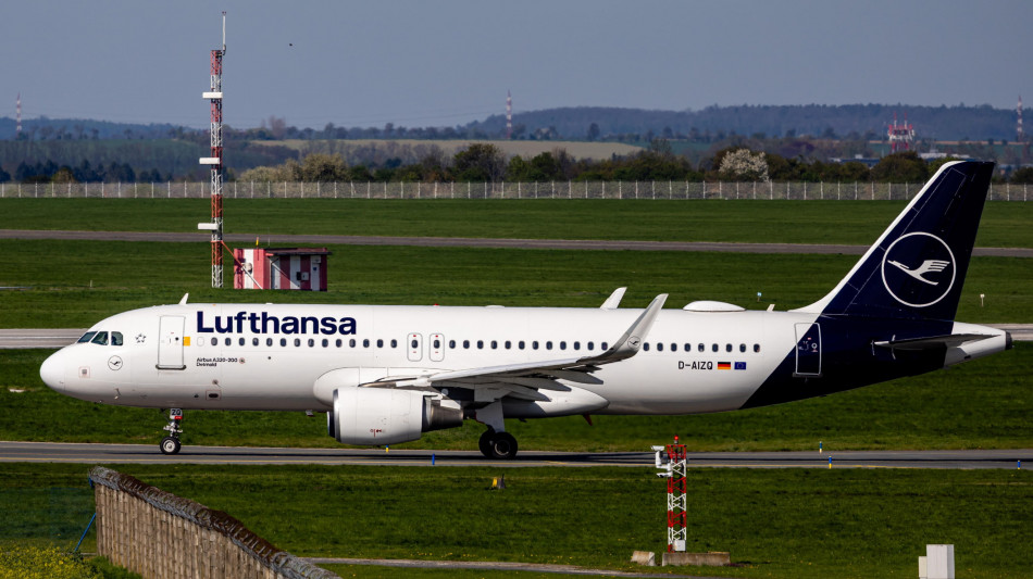 Lufthansa, utile operativo dimezzato a 383 milioni, taglia stime