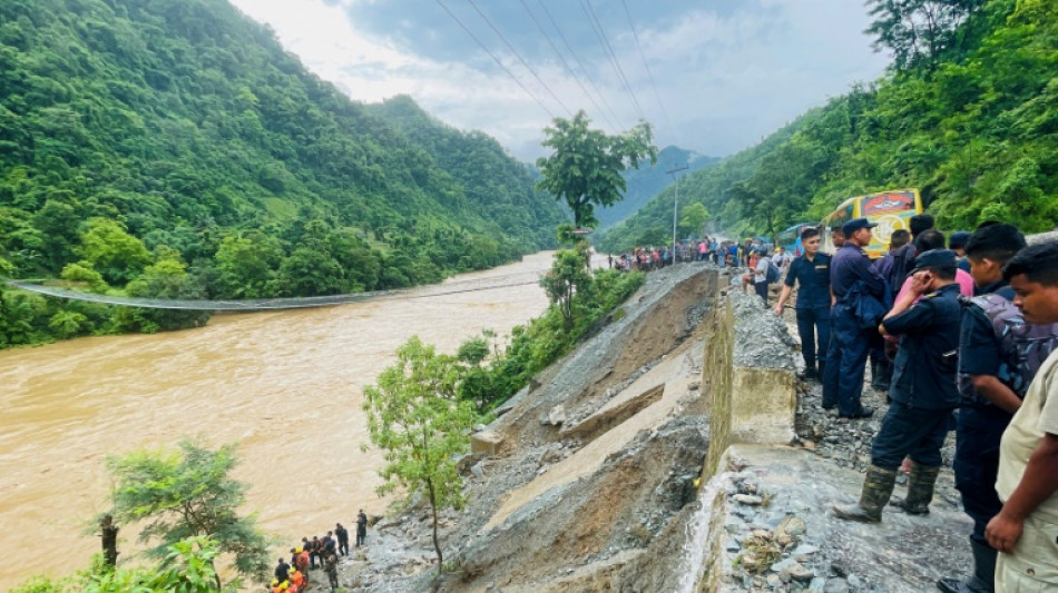 Nepal recupera un cuerpo tras el accidente que arrastr&oacute; a cerca de 50 personas a un r&iacute;o