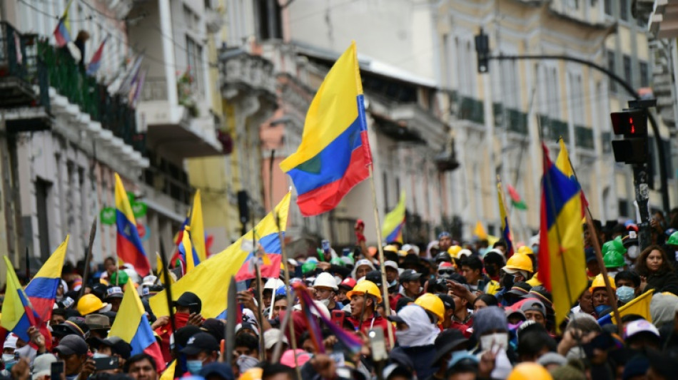 Presidente de Ecuador baja precios de combustibles sin contentar a ind&iacute;genas