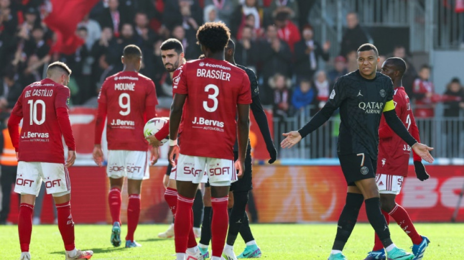 Mbapp&eacute; explica que discutiu com torcedores Brest para defender Hakimi