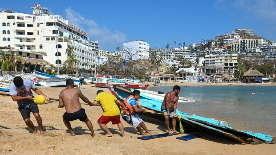 Acapulco apenas asoma la cabeza dos semanas despu&eacute;s del azote de hurac&aacute;n Otis