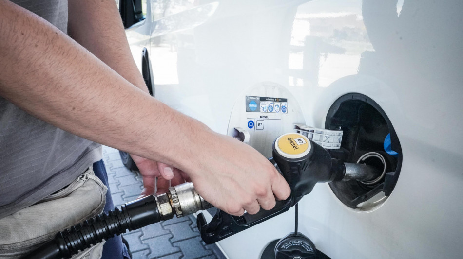Ancora in calo la benzina, ai minimi dal dicembre 2021