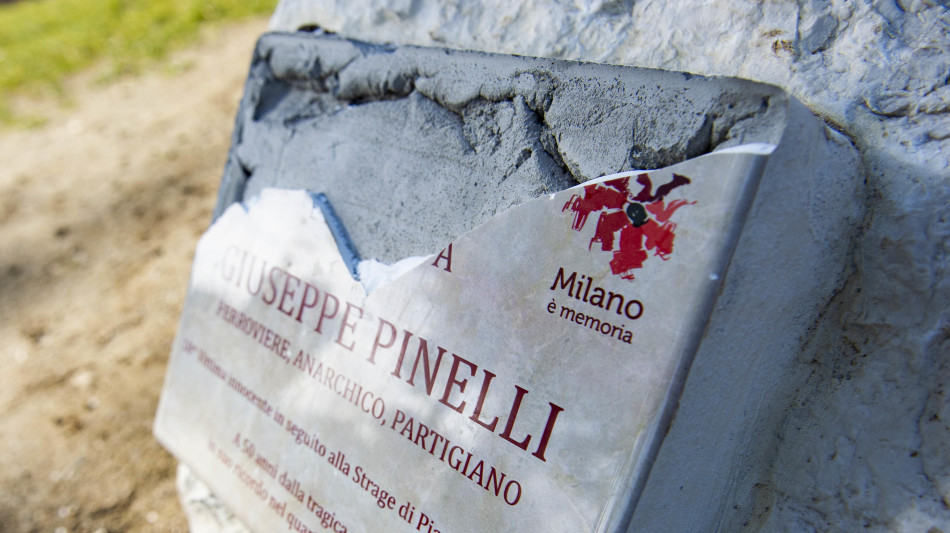 Ancora danneggiata la targa che a Milano ricorda Pinelli