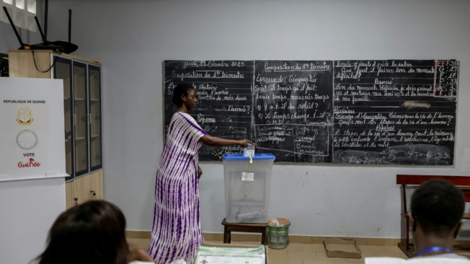Pr&eacute;sidentielle en Guin&eacute;e: d&eacute;but du scrutin, le chef de la junte favori