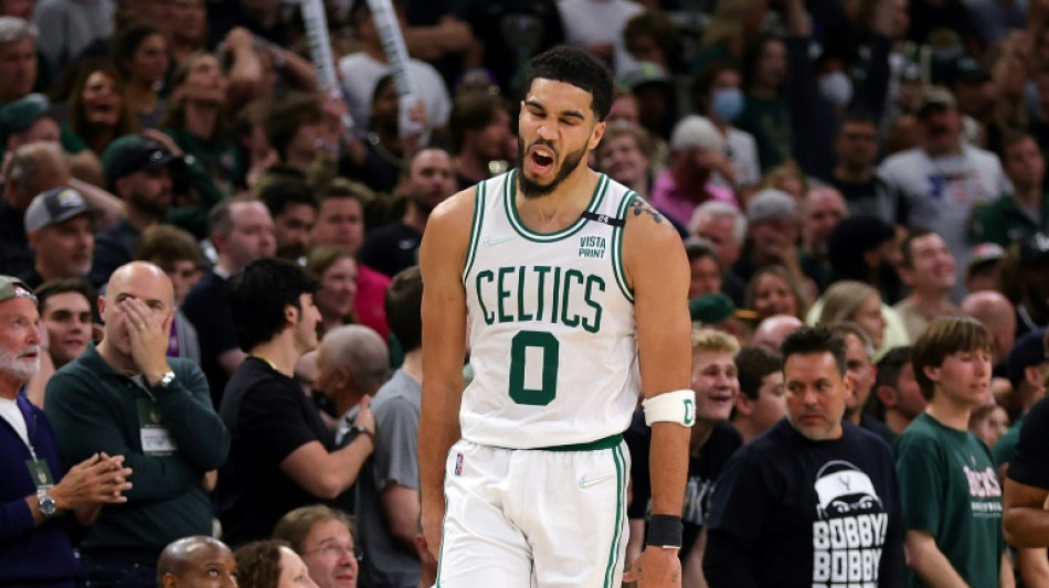 Tatum lleva a los Celtics al s&eacute;ptimo partido ante los Bucks y los Warriors liquidan a los Grizzlies