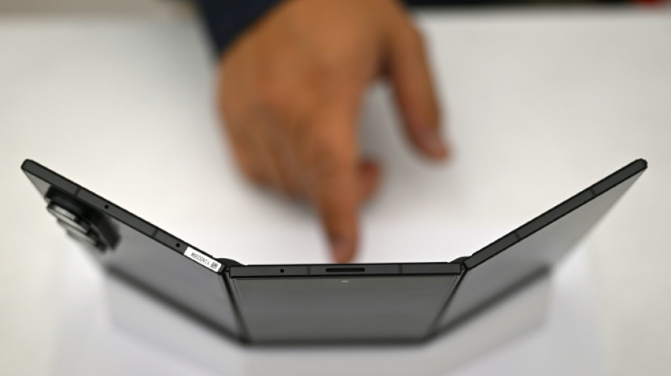 Samsung lanza su primer teléfono plegable triple