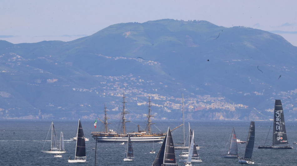 Napoli saluta l'Amerigo Vespucci, veleggiata nel golfo