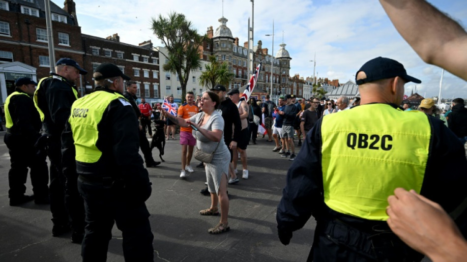 Royaume-Uni: r&eacute;union de crise &agrave; Downing Street apr&egrave;s un week-end d'&eacute;meutes d'extr&ecirc;me droite