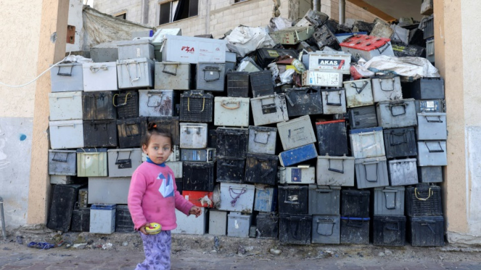 En Gaza, monta&ntilde;as de bater&iacute;as se acumulan sin nadie que las recicle
