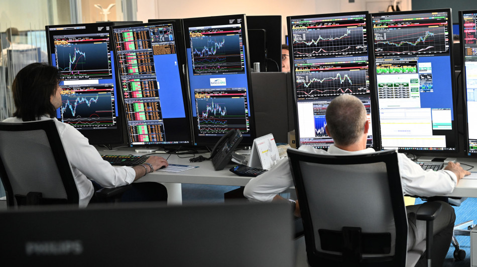 Borsa: Milano chiude poco mossa, lente sul risiko bancario