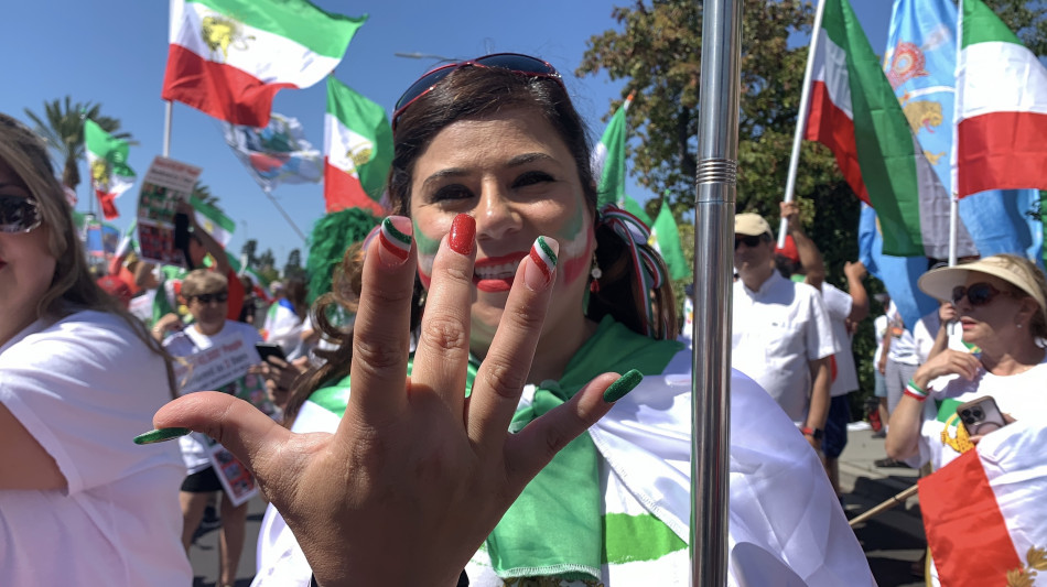 Mondiali, centinaia di iraniani protestano contro Teheran alla vigilia della partita