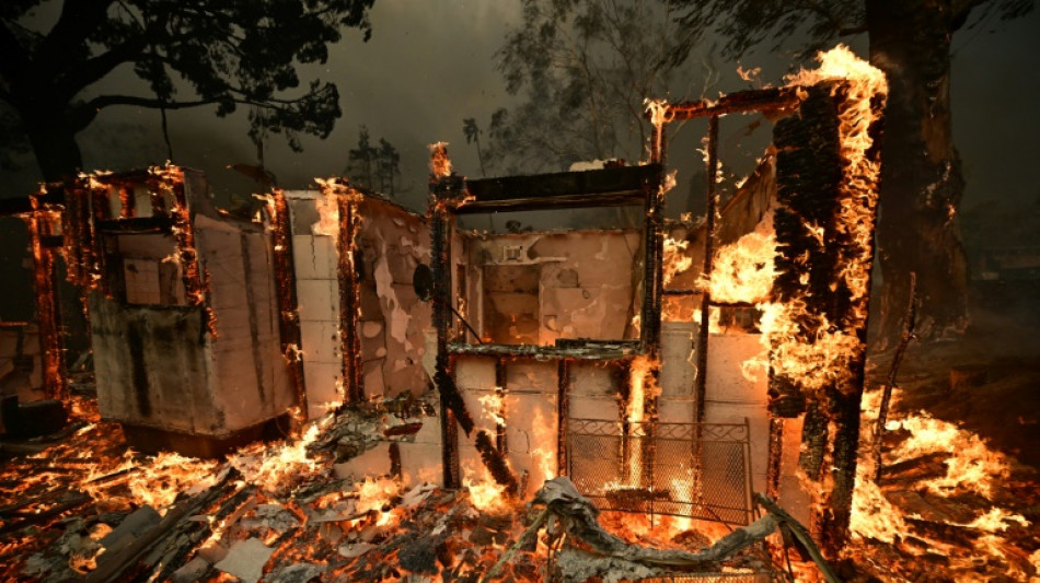 "Nous avons tout perdu": autour de Los Angeles, les habitants sid&eacute;r&eacute;s par les incendies