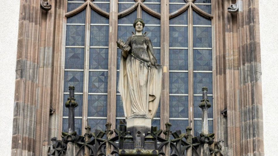 Teils lange Haftstrafen nach t&ouml;dlichem Balkonsturz bei &Uuml;berfall in Hamburger Hochhaus