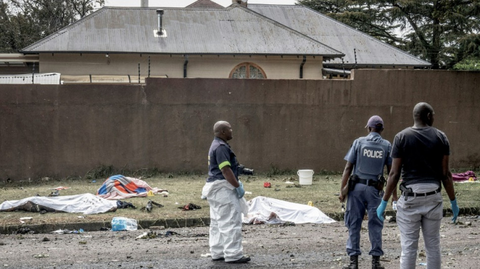 Sube a 26 muertos el balance de la explosi&oacute;n de un cami&oacute;n cisterna en Sud&aacute;frica