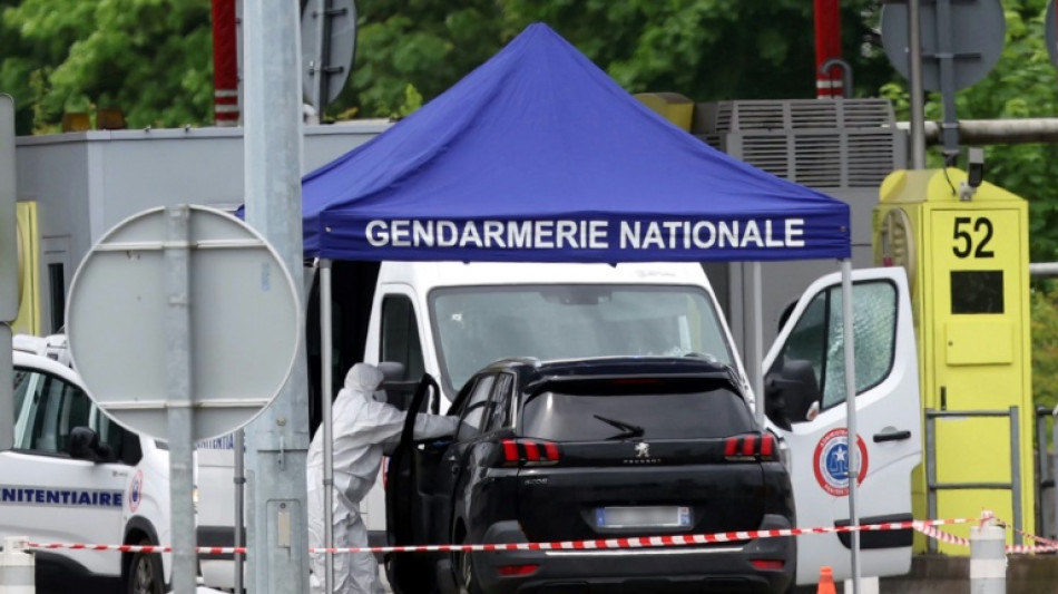 Attaque d'un fourgon p&eacute;nitentiaire: deux agents tu&eacute;s, un d&eacute;tenu et ses complices en cavale