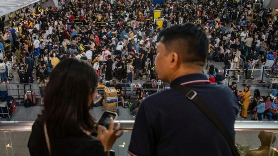 Miles de personas varadas en aeropuertos de Filipinas por problema t&eacute;cnico