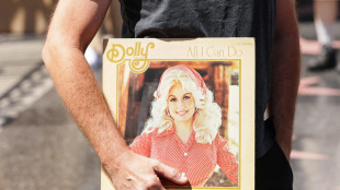 Dolly Parton sepolta accanto al marito a Nashville, funerali in forma privata
