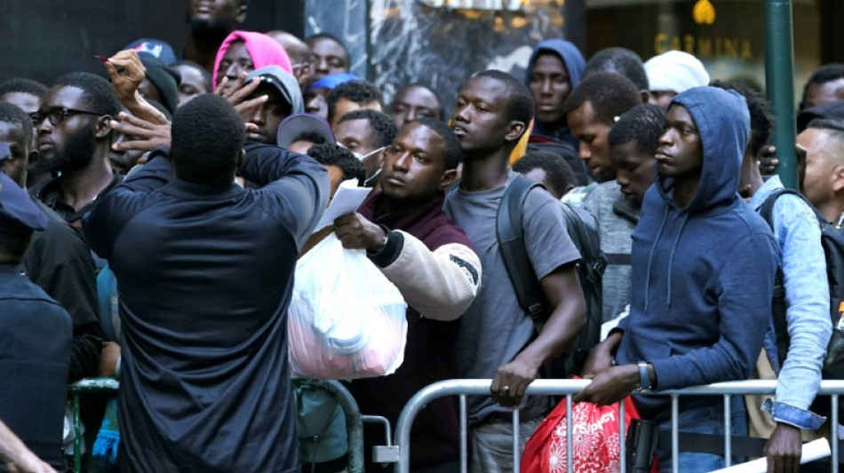 Centenas de imigrantes dormem na rua &agrave; espera de alojamento em Nova York