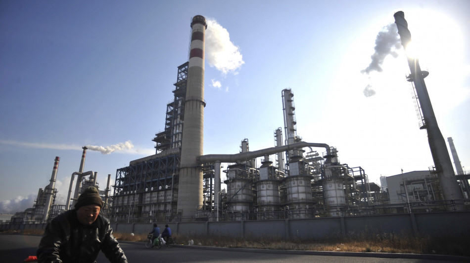 Prezzo del petrolio in crescita, spinta da tensioni geopolitiche