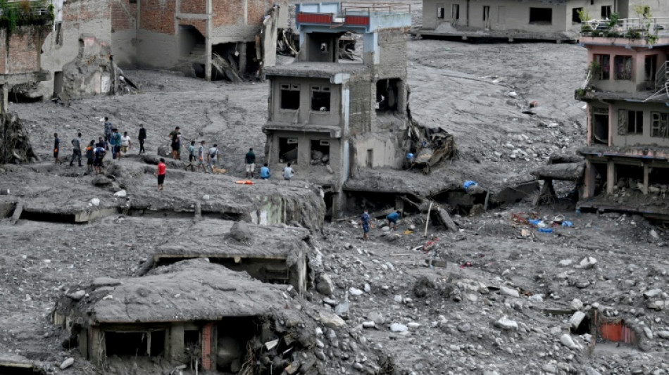 Avalanche entre Nepal e China deixa mais de 1.000 mortos