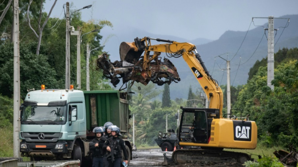 Nouvelle-Cal&eacute;donie : vaste op&eacute;ration de d&eacute;blayage et prolongation du couvre-feu