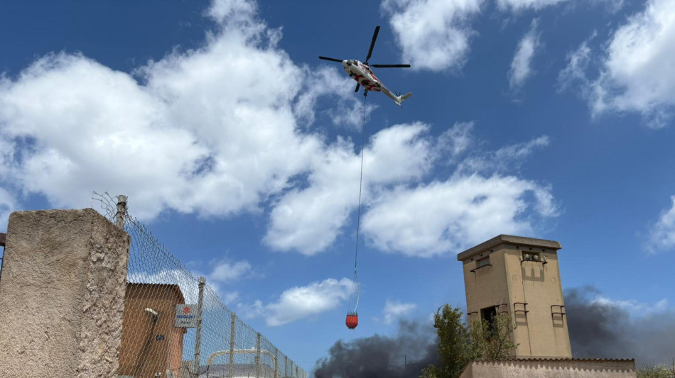 Rogo alla periferia della Maddalena, evacuazioni via mare