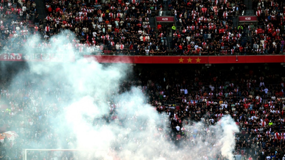 Cl&aacute;ssico entre Ajax e Feyenoord &eacute; suspenso pelo lan&ccedil;amento de sinalizadores no campo