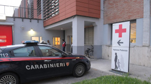 Uccide la moglie ricoverata in ospedale e si ammazza